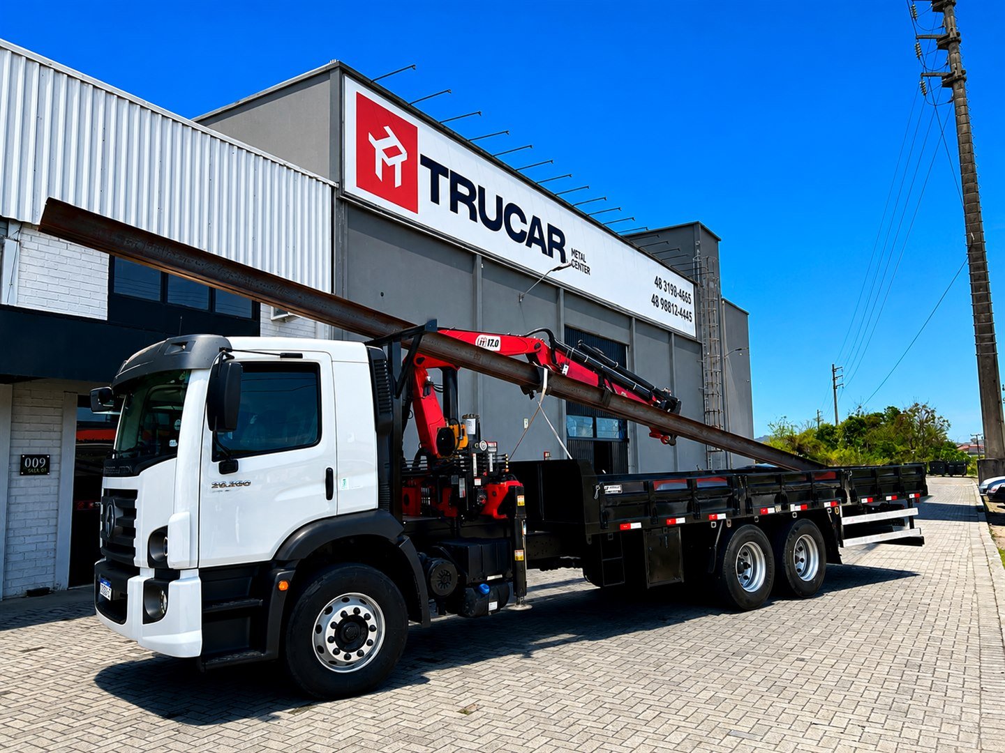 Fachada atual da Trucar Ferro e Aço com caminhão munck para movimentação de materiais