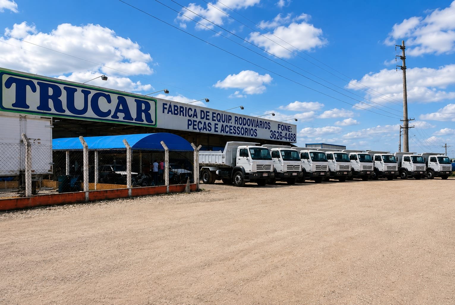 Fachada histórica da Trucar com frota de caminhões